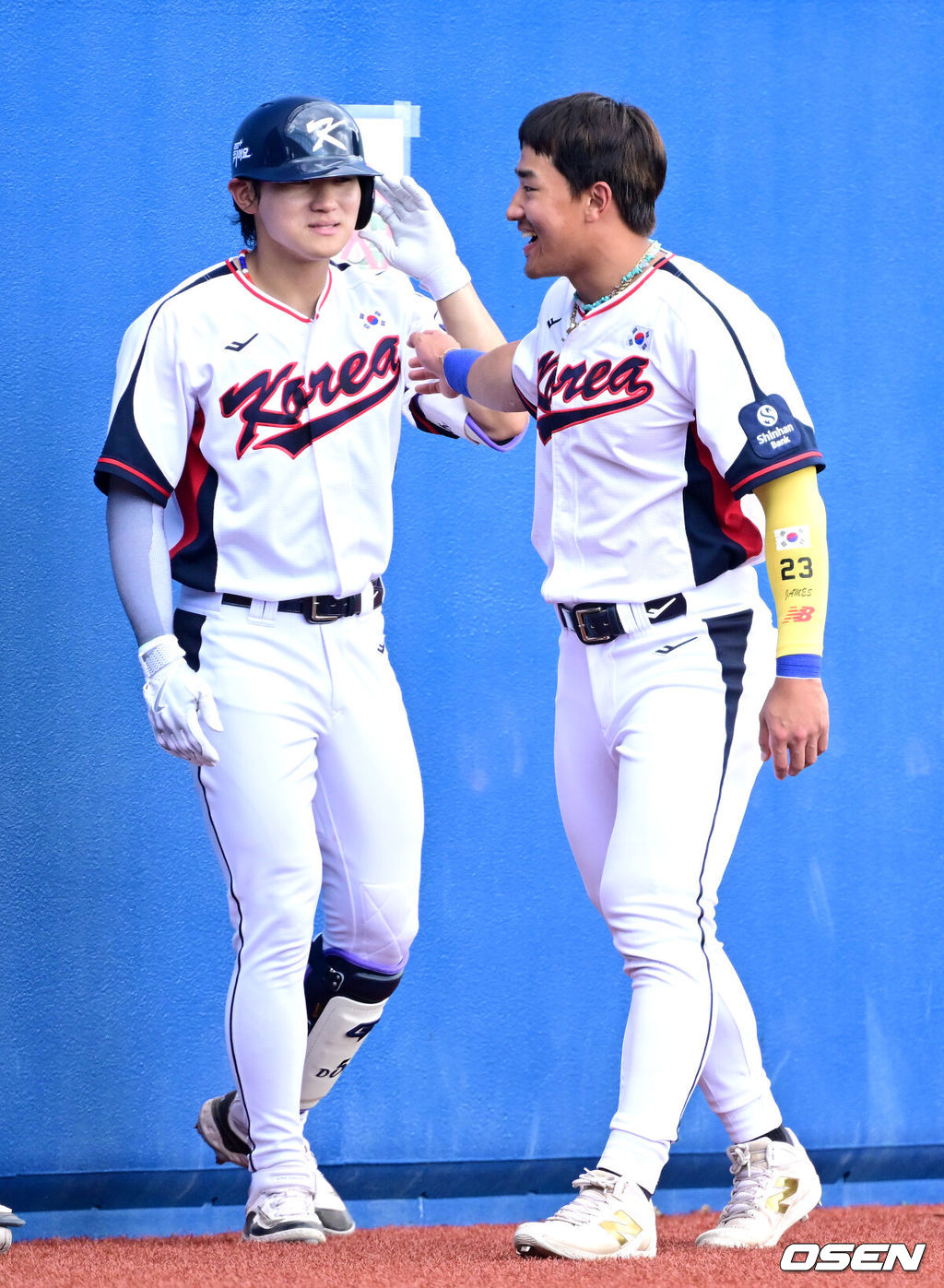 2026 WBC(월드베이스볼클래식)를 준비하는 대한민국 야구 대표팀이 26일 일본 오키나와 가데나 야구장에서 프로야구 삼성 라이온즈와 연습경기를 펼쳤다. 야구 대표팀은 오키나와에서 국내 팀들과 6차례 연습경기를 치르며 전력을 끌어올릴 예정이다.5회말 1사 주자없는 상황 대표팀 김도영이 달아나는 솔로포를 날리고 홈을 밟은 뒤 만루홈런을 뽑아낸 안현민과 기뻐하고 있다. 2026.02.26 / dreamer@osen.co.kr