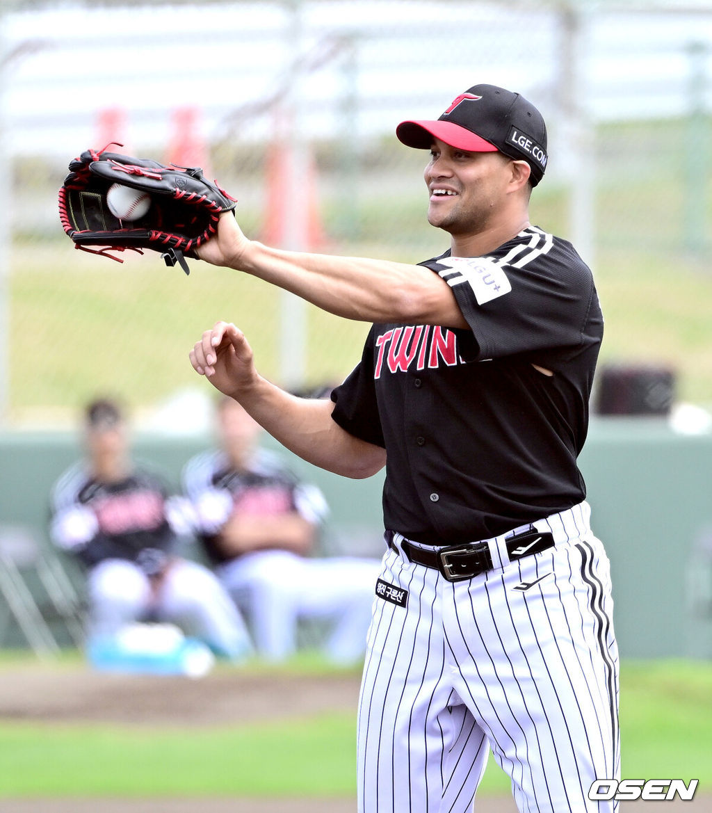 1일 일본 오키나와 구시가와 야구장에서 프로야구 KT 위즈와 LG 트윈스의 연습경기가 열렸다.이날 경기에서 KT는 오원석, LG는 요니 치리노스를 선발로 내세웠다.LG 선발 요니 치리노스가 마운드에 오르고 있다. 2026.03.01 / dreamer@osen.co.kr