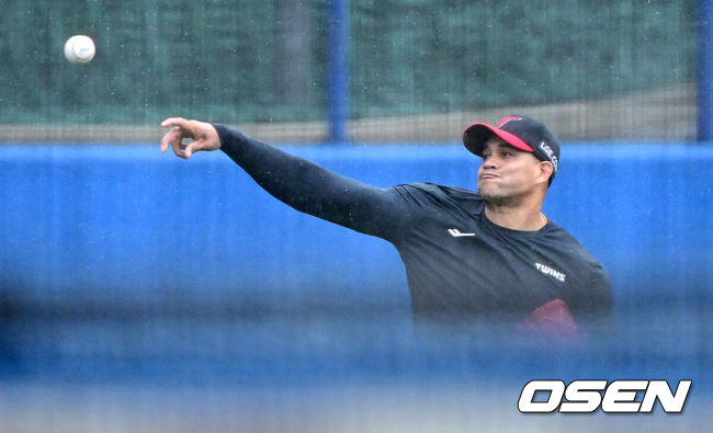 [OSEN=오키나와(일본), 최규한 기자] 프로야구 LG 트윈스가 27일 일본 오키나와 가데나 야구장에서 스프링캠프 훈련을 펼쳤다.미국 애리조나에서 1차 스프링캠프를 마친 LG는 25일 오키나와에 입성해 26일부터 본격적으로 2차 캠프를 시작했다.LG 요니 치리노스가 캐치볼 훈련을 펼치고 있다. 2026.02.27 / dreamer@osen.co.kr