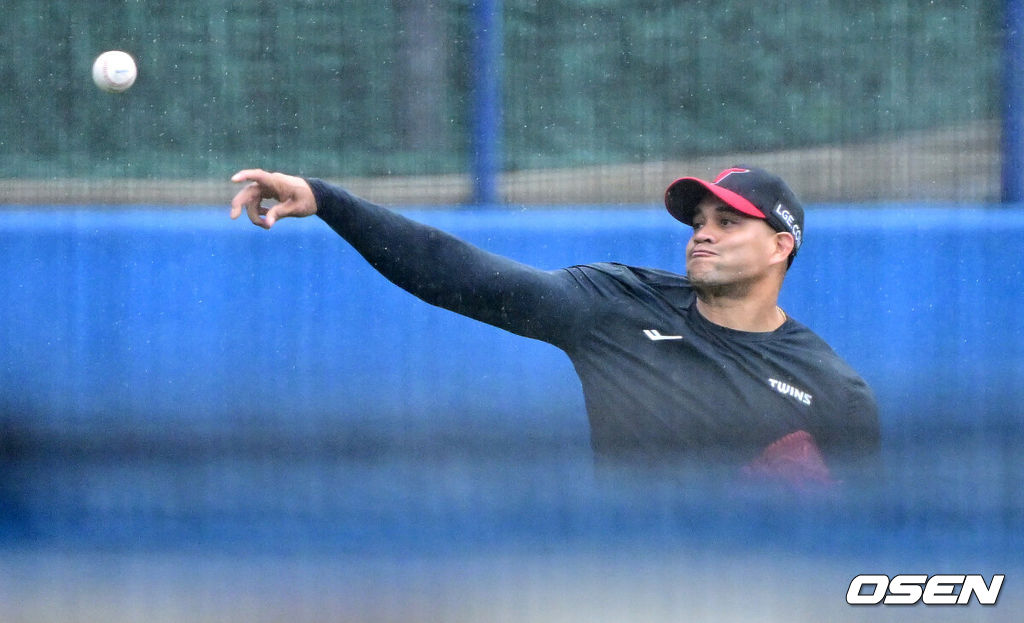 프로야구 LG 트윈스가 27일 일본 오키나와 가데나 야구장에서 스프링캠프 훈련을 펼쳤다.미국 애리조나에서 1차 스프링캠프를 마친 LG는 25일 오키나와에 입성해 26일부터 본격적으로 2차 캠프를 시작했다.LG 요니 치리노스가 캐치볼 훈련을 펼치고 있다. 2026.02.27 / dreamer@osen.co.kr