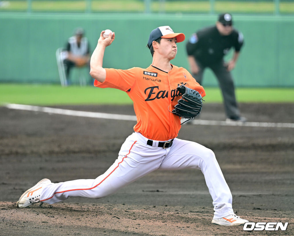 프로야구 한화 이글스가 22일 일본 오키나와 이토만 니시자키 야구장에서 일본 프로야구 지바롯데와 연습경기를 가진다.한화는 이번 2차 오키나와 캠프에서 총 9차례 연습경기를 통해 전력을 가다듬을 예정이다.3회말 마운드에 오른 한화 엄상백이 힘차게 공을 뿌리고 있다. 2026.02.22 / dreamer@osen.co.kr