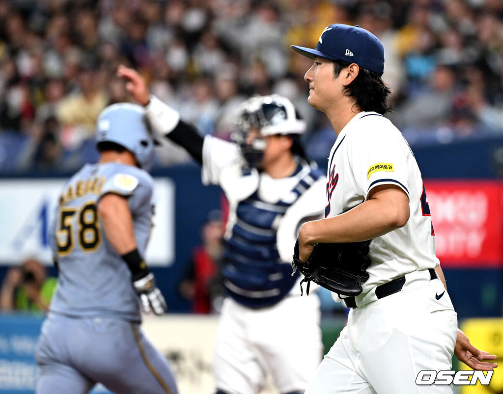 2일 일본 오사카 교세라돔에서 월드베이스볼클래식(WBC) 공식 연습 경기 한국 야구 대표팀과 한신 타이거스의 경기가 열렸다.우리 대표팀은 3일 같은 장소에서 오릭스 버펄로스와 연습 경기 2차전을 치른 뒤 5일 일본 도쿄돔에서 체코와 WBC 조별리그 1차전에서 격돌한다.2회말 1사 1,3루에서 한국 곽빈이 실점을 허용하고 아쉬워하고 있다. 2026.03.02 /spjj@osen.co.kr