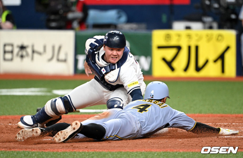2일 일본 오사카 교세라돔에서 월드베이스볼클래식(WBC) 공식 연습 경기 한국 야구 대표팀과 한신 타이거스의 경기가 열렸다.우리 대표팀은 3일 같은 장소에서 오릭스 버팔로스와 연습 경기 2차전을 치른 뒤 5일 일본 도쿄돔에서 체코와 WBC 조별리그 1차전에서 격돌한다.8회말 1사 1,3루에서 한국 노시환의 송구를 받은 김형준이 홈으로 쇄도하는 한신 3루주자 나가노를 태그아웃 처리하고 있다. 2026.03.02 /spjj@osen.co.kr