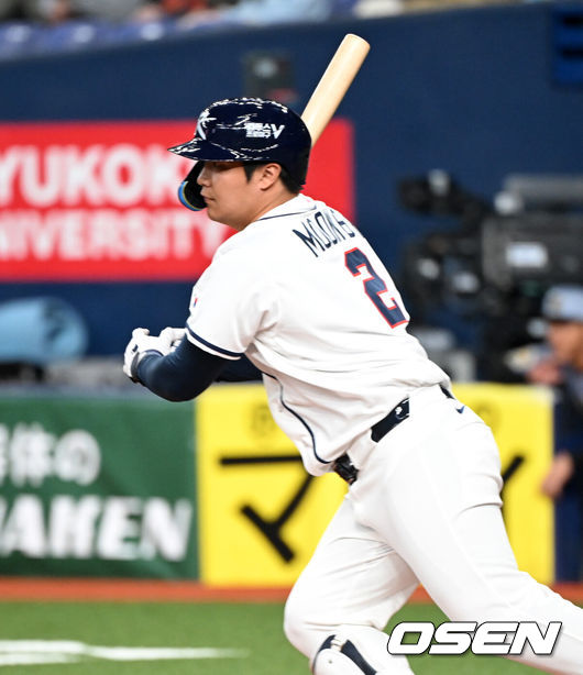 [OSEN=오사카(일본), 손용호 기자] 2일 일본 오사카 교세라돔에서 월드베이스볼클래식(WBC) 공식 연습 경기 한국 야구 대표팀과 한신 타이거스의 경기가 열렸다.우리 대표팀은 3일 같은 장소에서 오릭스 버펄로스와 연습 경기 2차전을 치른 뒤 5일 일본 도쿄돔에서 체코와 WBC 조별리그 1차전에서 격돌한다.1회초 2사 1,2루에서 한국 문보경이 적시타를 치고 있다. 2026.03.02 /spjj@osen.co.kr