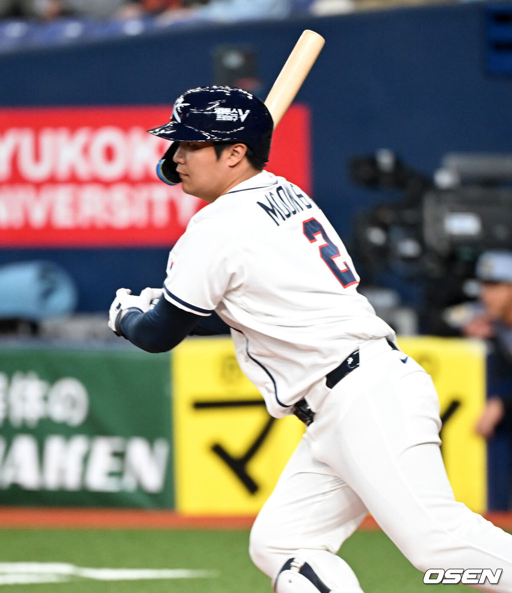 2일 일본 오사카 교세라돔에서 월드베이스볼클래식(WBC) 공식 연습 경기 한국 야구 대표팀과 한신 타이거스의 경기가 열렸다.우리 대표팀은 3일 같은 장소에서 오릭스 버펄로스와 연습 경기 2차전을 치른 뒤 5일 일본 도쿄돔에서 체코와 WBC 조별리그 1차전에서 격돌한다.1회초 2사 1,2루에서 한국 문보경이 적시타를 치고 있다. 2026.03.02 /spjj@osen.co.kr
