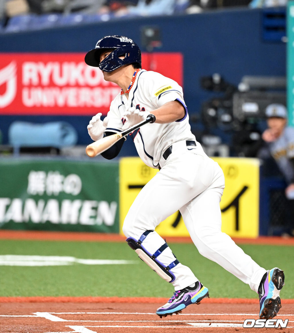 2일 일본 오사카 교세라돔에서 월드베이스볼클래식(WBC) 공식 연습 경기 한국 야구 대표팀과 한신 타이거스의 경기가 열렸다.우리 대표팀은 3일 같은 장소에서 오릭스 버펄로스와 연습 경기 2차전을 치른 뒤 5일 일본 도쿄돔에서 체코와 WBC 조별리그 1차전에서 격돌한다.1회초 무사에서 한국 김도영이 내야안타를 치고 있다. 2026.03.02 /spjj@osen.co.kr
