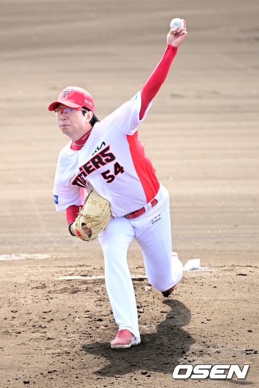 [OSEN=오키나와(일본), 최규한 기자] 2일 일본 오키나와 킨 베이스볼 스타디움에서 KIA 타이거즈와 삼성 라이온즈의 연습경기가 열렸다.KIA는 양현종, 삼성은 장찬희를 선발로 내세웠다.KIA 선발 양현종이 힘차게 공을 뿌리고 있다. 2026.03.02 / dreamer@osen.co.kr
