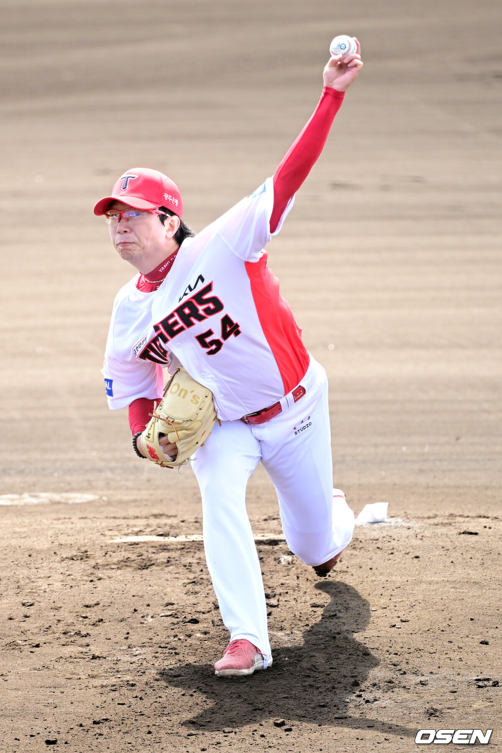 2일 일본 오키나와 킨 베이스볼 스타디움에서 KIA 타이거즈와 삼성 라이온즈의 연습경기가 열렸다.KIA는 양현종, 삼성은 장찬희를 선발로 내세웠다.KIA 선발 양현종이 힘차게 공을 뿌리고 있다. 2026.03.02 / dreamer@osen.co.kr