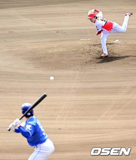 [OSEN=오키나와(일본), 최규한 기자] 2일 일본 오키나와 킨 베이스볼 스타디움에서 KIA 타이거즈와 삼성 라이온즈의 연습경기가 열렸다.1회초 KIA 선발 양현종이 힘차게 공을 뿌리고 있다. 2026.03.02 / dreamer@osen.co.kr