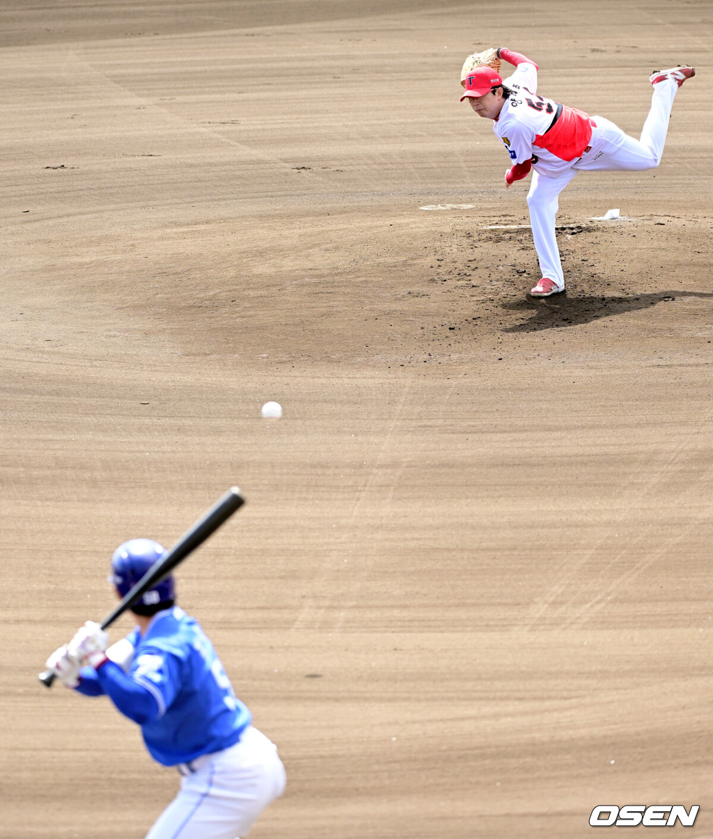 2일 일본 오키나와 킨 베이스볼 스타디움에서 KIA 타이거즈와 삼성 라이온즈의 연습경기가 열렸다.1회초 KIA 선발 양현종이 힘차게 공을 뿌리고 있다. 2026.03.02 / dreamer@osen.co.kr