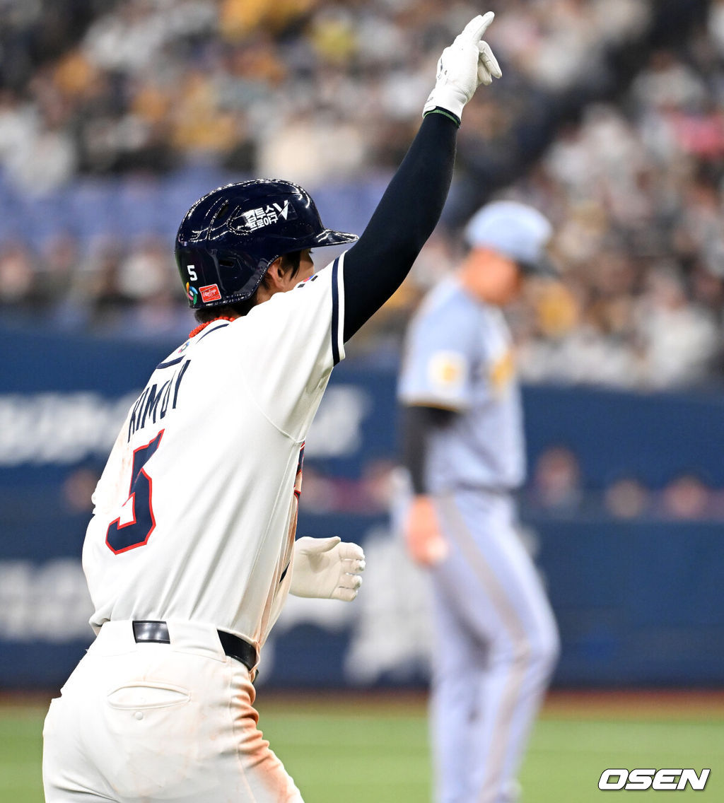 2일 일본 오사카 교세라돔에서 월드베이스볼클래식(WBC) 공식 연습 경기 한국 야구 대표팀과 한신 타이거스의 경기가 열렸다.우리 대표팀은 3일 같은 장소에서 오릭스 버팔로스와 연습 경기 2차전을 치른 뒤 5일 일본 도쿄돔에서 체코와 WBC 조별리그 1차전에서 격돌한다.4회말 무사에사 한국 김도영이 솔로 홈런을 치고 환호하고 있다. 2026.03.02 /spjj@osen.co.kr
