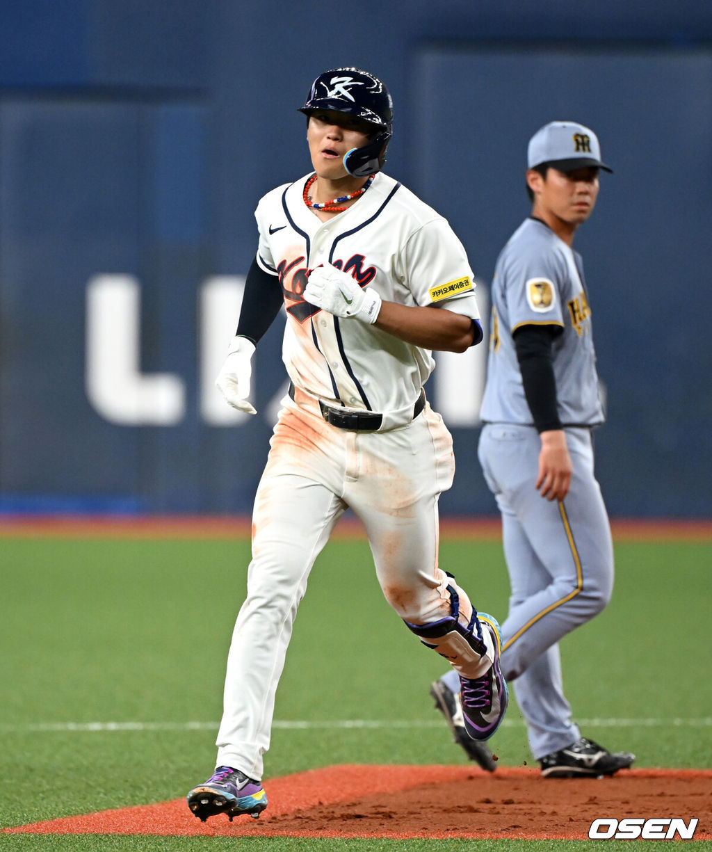 2일 일본 오사카 교세라돔에서 월드베이스볼클래식(WBC) 공식 연습 경기 한국 야구 대표팀과 한신 타이거스의 경기가 열렸다.우리 대표팀은 3일 같은 장소에서 오릭스 버팔로스와 연습 경기 2차전을 치른 뒤 5일 일본 도쿄돔에서 체코와 WBC 조별리그 1차전에서 격돌한다.4회말 무사에사 한국 김도영이 솔로 홈런을 치고 그라운드를 달리고 있다. 2026.03.02 /spjj@osen.co.kr