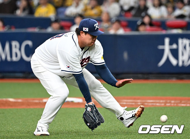 [OSEN=오사카(일본), 손용호 기자] 2일 일본 오사카 교세라돔에서 월드베이스볼클래식(WBC) 공식 연습 경기 한국 야구 대표팀과 한신 타이거스의 경기가 열렸다.우리 대표팀은 3일 같은 장소에서 오릭스 버팔로스와 연습 경기 2차전을 치른 뒤 5일 일본 도쿄돔에서 체코와 WBC 조별리그 1차전에서 격돌한다.6회말 한국 류현진이 땅볼 타구를 처리하고 있다. 2026.03.02 /spjj@osen.co.kr