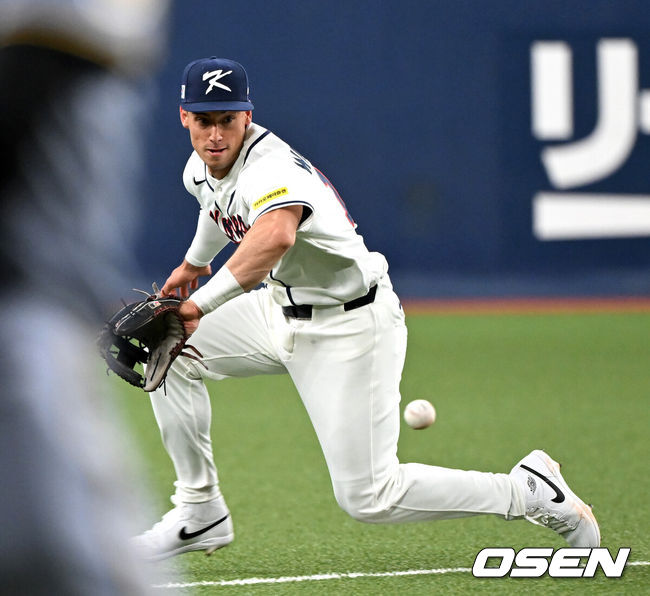 [OSEN=오사카(일본), 손용호 기자] 2일 일본 오사카 교세라돔에서 월드베이스볼클래식(WBC) 공식 연습 경기 한국 야구 대표팀과 한신 타이거스의 경기가 열렸다.우리 대표팀은 3일 같은 장소에서 오릭스 버팔로스와 연습 경기 2차전을 치른 뒤 5일 일본 도쿄돔에서 체코와 WBC 조별리그 1차전에서 격돌한다.4회초 한국 셰이 위트컴이 땅볼 타구를 처리하고 있다. 2026.03.02 /spjj@osen.co.kr