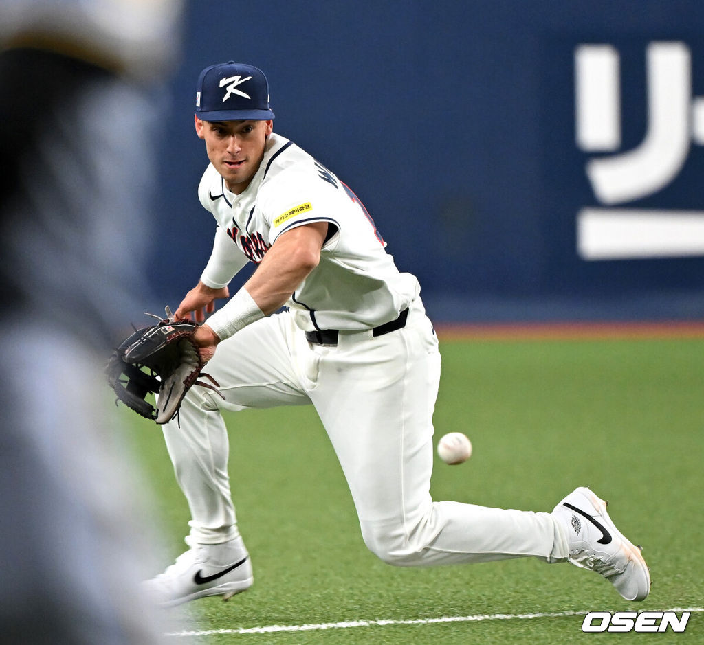 2일 일본 오사카 교세라돔에서 월드베이스볼클래식(WBC) 공식 연습 경기 한국 야구 대표팀과 한신 타이거스의 경기가 열렸다.우리 대표팀은 3일 같은 장소에서 오릭스 버팔로스와 연습 경기 2차전을 치른 뒤 5일 일본 도쿄돔에서 체코와 WBC 조별리그 1차전에서 격돌한다.4회초 한국 셰이 위트컴이 땅볼 타구를 처리하고 있다. 2026.03.02 /spjj@osen.co.kr