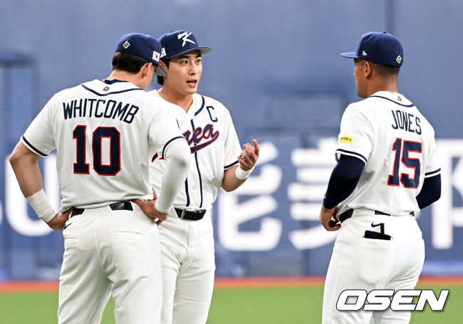 [OSEN=오사카(일본), 손용호 기자] 2일 일본 오사카 교세라돔에서 월드베이스볼클래식(WBC) 공식 연습 경기 한국 야구 대표팀과 한신 타이거스의 경기가 열렸다.우리 대표팀은 3일 같은 장소에서 오릭스 버펄로스와 연습 경기 2차전을 치른 뒤 5일 일본 도쿄돔에서 체코와 WBC 조별리그 1차전에서 격돌한다.경기에 앞서 한국 이정후가 셰이 위트컴, 저마이 존스가 이야기를 나누고 있다. 2026.03.02 /spjj@osen.co.kr