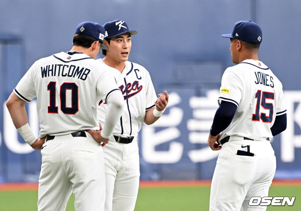 2일 일본 오사카 교세라돔에서 월드베이스볼클래식(WBC) 공식 연습 경기 한국 야구 대표팀과 한신 타이거스의 경기가 열렸다.우리 대표팀은 3일 같은 장소에서 오릭스 버펄로스와 연습 경기 2차전을 치른 뒤 5일 일본 도쿄돔에서 체코와 WBC 조별리그 1차전에서 격돌한다.경기에 앞서 한국 이정후가 셰이 위트컴, 저마이 존스가 이야기를 나누고 있다. 2026.03.02 /spjj@osen.co.kr