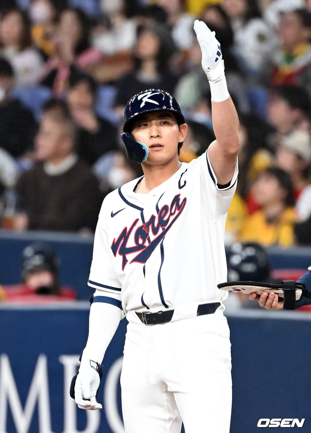 2일 일본 오사카 교세라돔에서 월드베이스볼클래식(WBC) 공식 연습 경기 한국 야구 대표팀과 한신 타이거스의 경기가 열렸다.우리 대표팀은 3일 같은 장소에서 오릭스 버펄로스와 연습 경기 2차전을 치른 뒤 5일 일본 도쿄돔에서 체코와 WBC 조별리그 1차전에서 격돌한다.1회초 무사 1루에서 한국 이정후가 안타를 치고 환호하고 있다. 2026.03.02 /spjj@osen.co.kr