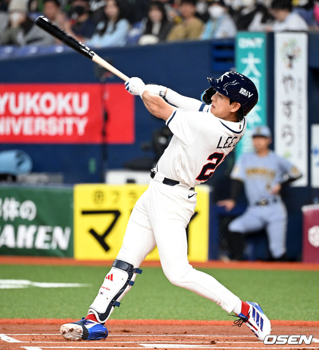 2일 일본 오사카 교세라돔에서 월드베이스볼클래식(WBC) 공식 연습 경기 한국 야구 대표팀과 한신 타이거스의 경기가 열렸다.우리 대표팀은 3일 같은 장소에서 오릭스 버펄로스와 연습 경기 2차전을 치른 뒤 5일 일본 도쿄돔에서 체코와 WBC 조별리그 1차전에서 격돌한다.1회초 무사에서 한국 이정후가 안타를 치고 있다. 2026.03.02 /spjj@osen.co.kr
