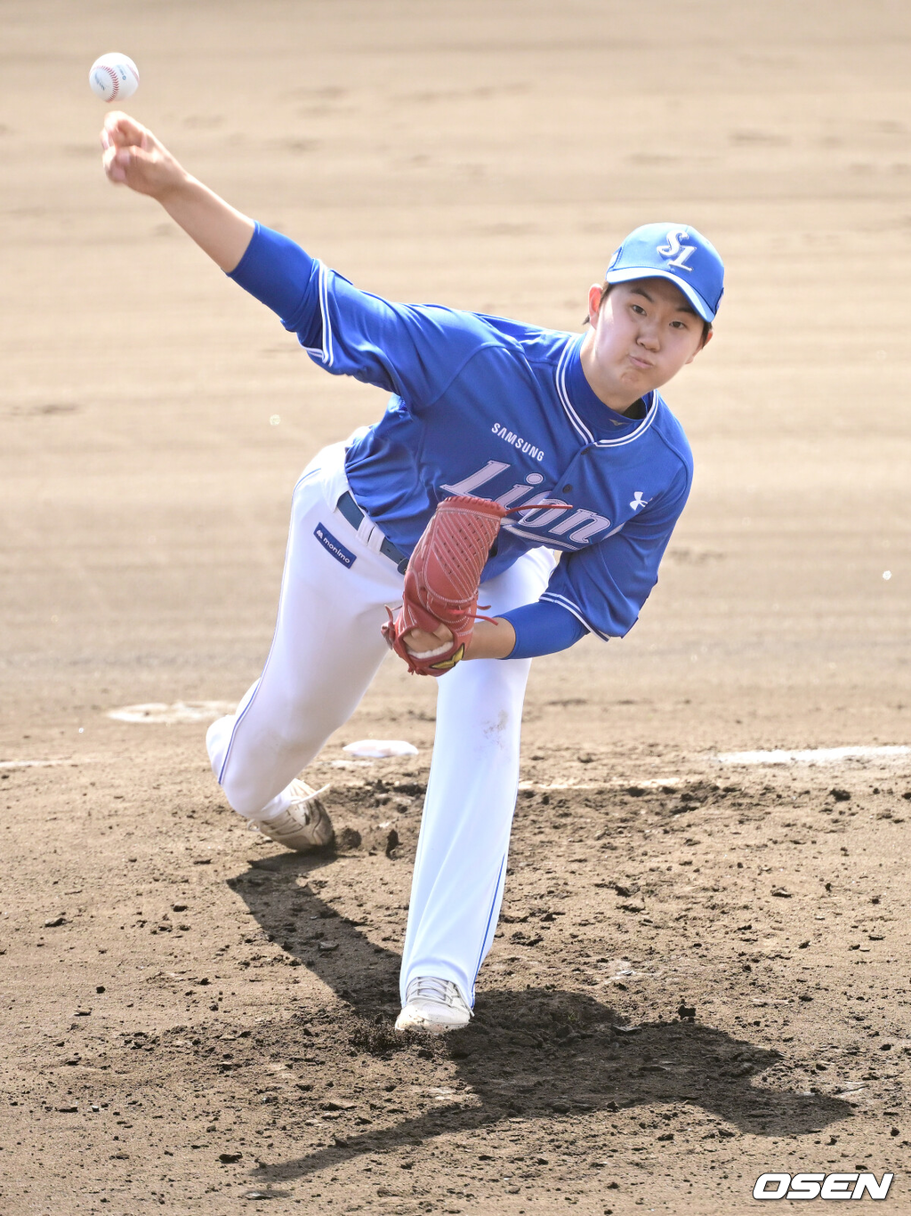 2일 일본 오키나와 킨 베이스볼 스타디움에서 KIA 타이거즈와 삼성 라이온즈의 연습경기가 열렸다.1회말 삼성 투수 장찬희가 힘차게 공을 뿌리고 있다. 2026.03.02 / dreamer@osen.co.kr