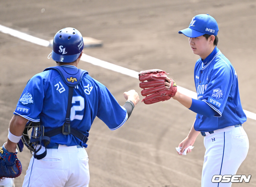 2일 일본 오키나와 킨 베이스볼 스타디움에서 KIA 타이거즈와 삼성 라이온즈의 연습경기가 열렸다.1회말 KIA 공격을 삼자범퇴로 막아낸 삼성 투수 장찬희가 더그아웃으로 향하며 포수 김재성과 인사를 나누고 있다. 2026.03.02 / dreamer@osen.co.kr
