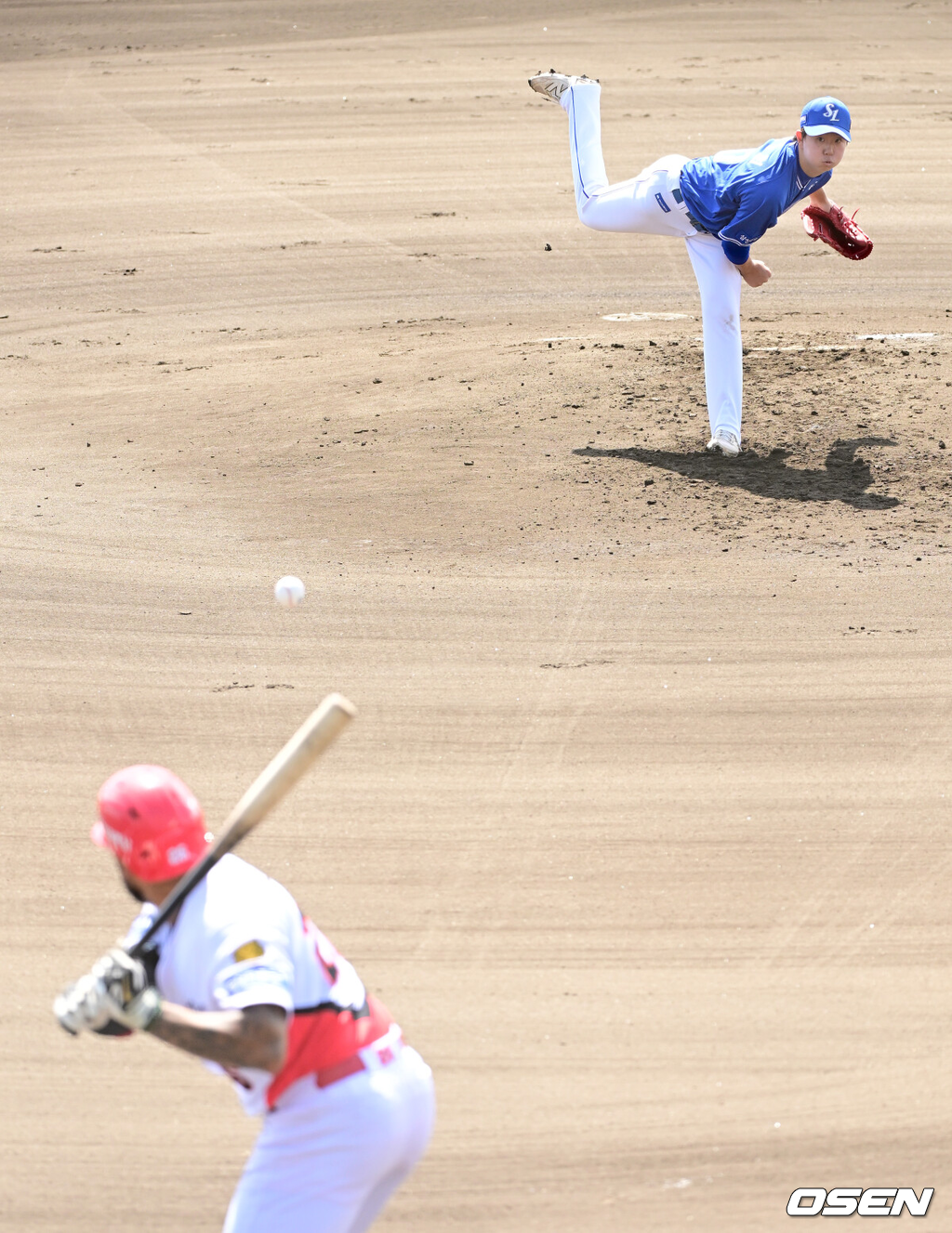 2일 일본 오키나와 킨 베이스볼 스타디움에서 KIA 타이거즈와 삼성 라이온즈의 연습경기가 열렸다.1회말 삼성 투수 장찬희가 카스트로를 상대로 삼진을 잡고 있다. 2026.03.02 / dreamer@osen.co.kr