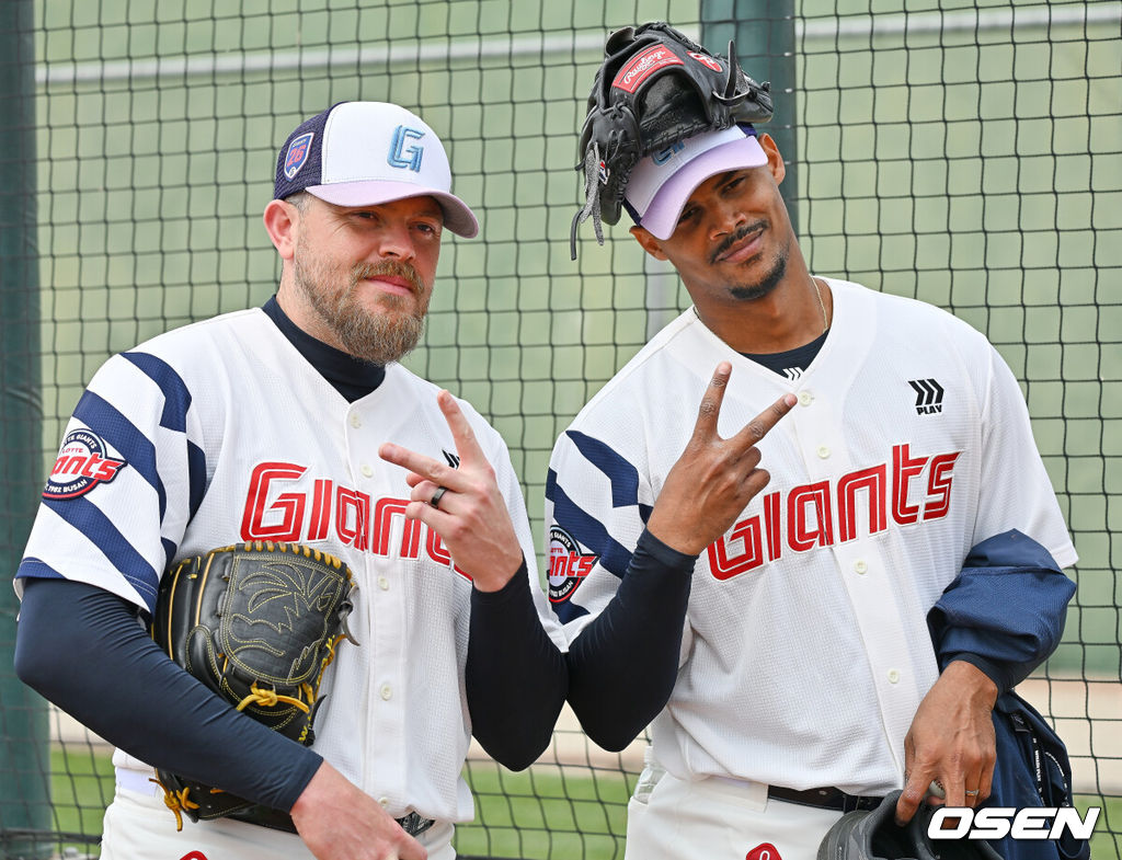 프로야구 롯데 자이언츠가 1일(한국시간) 대만 타이난 아시아-태평양 국제야구센터에 스프링캠프를 차리고 구슬땀을 흘렸다.김태형 감독 등 코치진과 투수 20명, 포수 5명, 내야수 9명, 외야수 7명 등 총 41명의 선수단이 1월 20일까지 1차 캠프에서 체력 강화와 기술 훈련을 치른 뒤 21일부터 3월 5일까지 일본 미야자키로 옮겨 2차 캠프에서 구춘리그에 참가해 실전 감각을 점검한다.롯데 새 외국인 투수 비슬리와 로드리게스가 포즈를 취하고 있다. 2026.02.01 / foto0307@osen.co.kr