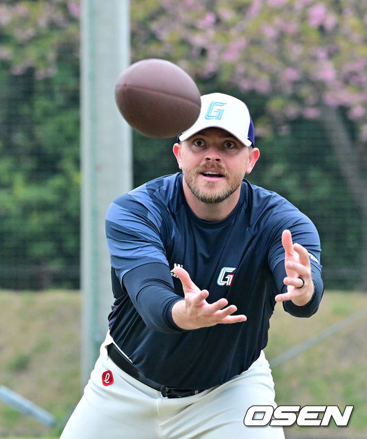 [OSEN=미야자키(일본), 지형준 기자] 26일 일본 미야자키 산마린 스타디움에서 두산 베어스와 롯데 자이언츠의 구춘대회 경기가 열렸다.두 팀의 맞대결은 롯데가 6-2로 앞선 3회말 악천후로 인해 노게임 선언됐다.&nbsp;경기에 앞서 롯데 비슬리가 럭비를 하고 있다. 2026.02.26 /jpnews@osen.co.kr