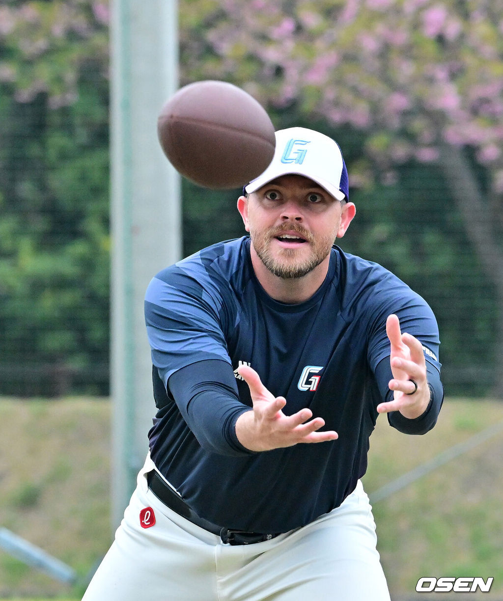 26일 일본 미야자키 산마린 스타디움에서 두산 베어스와 롯데 자이언츠의 구춘대회 경기가 열렸다.두 팀의 맞대결은 롯데가 6-2로 앞선 3회말 악천후로 인해 노게임 선언됐다. 경기에 앞서 롯데 비슬리가 럭비를 하고 있다. 2026.02.26 /jpnews@osen.co.kr