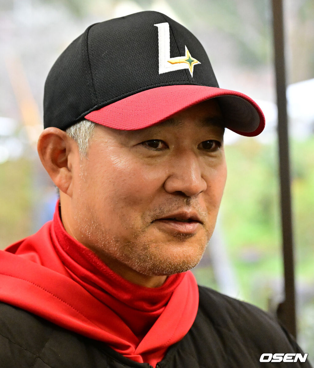 2일 일본 미야자키현 아야초 니시키바루 야구장에서 열릴 예정이던 SSG 랜더스와 롯데 자이언츠의 연습경기가 우천으로 취소됐다.SSG와 롯데는 미야자키에 2차 캠프를 차리고 연습경기를 통해 실전 점검에 나선다.SSG 이숭용 감독이 취재진과 이야기를 나누고 있다. 2026.03.02 /jpnews@osen.co.kr