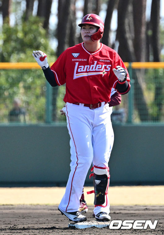 [OSEN=미야자키(일본), 지형준 기자] 28일 일본 미야자키현 오쿠라가하마소호 구장에서 SSG 랜더스와 일본프로야구 라쿠텐 골든이글스 2군과의 연습경기가 열렸다.SSG는 일본 미야자키 스프링캠프에서 연습경기 1패를 기록 중이다. 지난 25일 소프트뱅크 호크스 2군&nbsp;상대로 1.5군급 선수들이 출격한 가운데 1-9로 패했다.&nbsp;4회초 SSG 고명준이 역전 적시타를 날리고 있다. 2026.02.28 /jpnews@osen.co.kr
