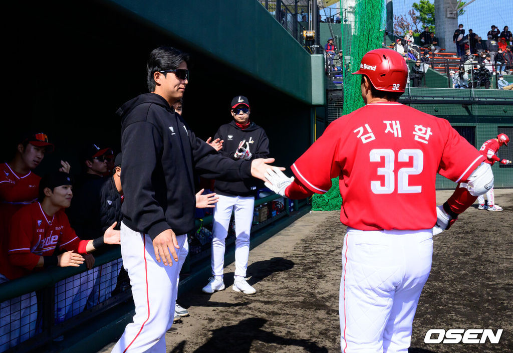 SSG 랜더스가 28일 일본 미야자키현 오쿠라가하마소호 구장에서 열린 일본프로야구 라쿠텐 골든이글스 2군과의 연습경기에서 13-4 완승을 거뒀다.지난 25일 소프트뱅크 호크스 2군전에서 1-9로 패한 SSG는 2경기 만에 2차 캠프 연습경기 첫 승을 올렸다. SSG 김재환은 비공식 데뷔전에서 안타를 터트리며 팀의 대승에 힘을 보탰다. 4회초 무사에서 SSG 김재환이 중전 안타를 날리고 교체되며 동료선수들과 하이파이브를 하고 있다. 2026.02.28 /jpnews@osen.co.kr