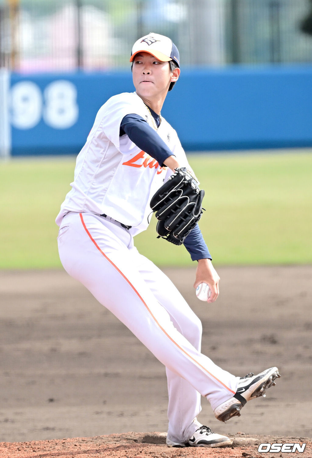 2026 WBC(월드베이스볼클래식)를 준비하는 대한민국 야구 대표팀이 21일 오후 일본 오키나와 고친다 구장에서 프로야구 한화 이글스와 연습경기를 펼쳤다. 야구 대표팀은 오키나와에서 국내 팀들과 6차례 연습경기를 치르며 전력을 끌어올릴 예정이다.7회초 마운드에 오른 한화 투수 황준서가 힘차게 공을 뿌리고 있다. 2026.02.21 / dreamer@osen.co.kr