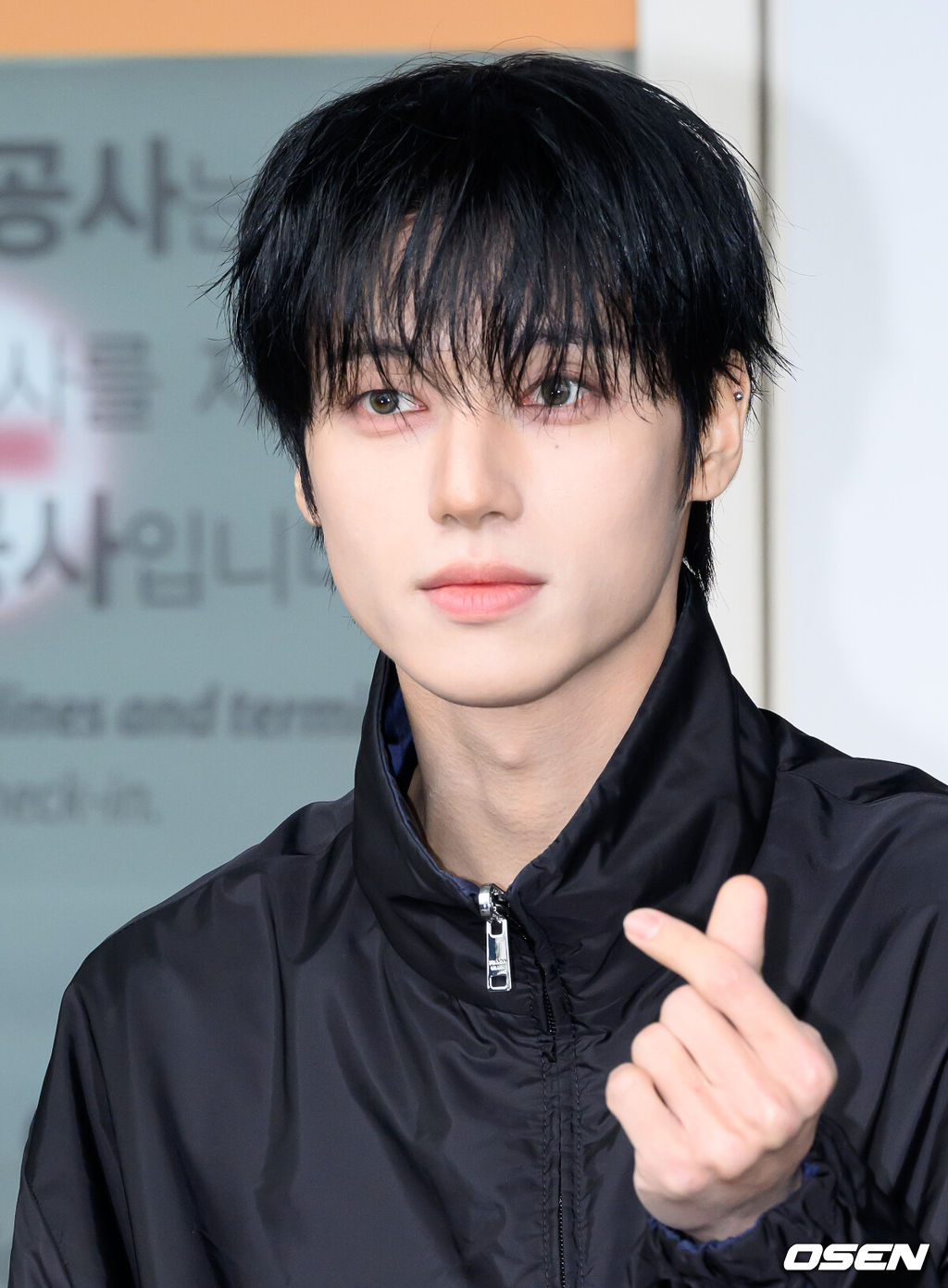 그룹 에이티즈 우영이 24일 오전 해외 패션쇼 참석차 인천공항을 통해 이탈리아 밀라노로 출국했다.에이티즈는 지난 22일 싱가포르에서 아시아·호주 투어 '인 유어 판타지(IN YOUR FANTASY)'를 개최하여 3월 3일 멜버른, 6일 시드니, 14일 마닐라, 22일 쿠알라룸푸르, 28일 마카오, 4월 4일 방콕에서 항해를 이어간다.우영이 출국장으로 항하며 팬과 취재진을 향해 인사를 하고 있다. 2026.02.24 / sunday@osen.co.kr