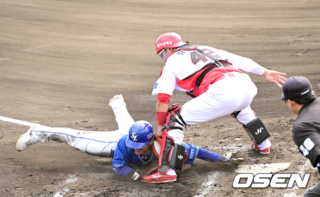 [OSEN=오키나와(일본), 최규한 기자] 2일 일본 오키나와 킨 베이스볼 스타디움에서 KIA 타이거즈와 삼성 라이온즈의 연습경기가 열렸다.KIA는 양현종, 삼성은 장찬희를 선발로 내세웠다.6회초 2사 1, 3루 상황 삼성 이성규의 적시타 때 홈으로 쇄도한 양우현이 KIA 김태군의 태그에 걸려 아웃되고 있다. 2026.03.02 / dreamer@osen.co.kr