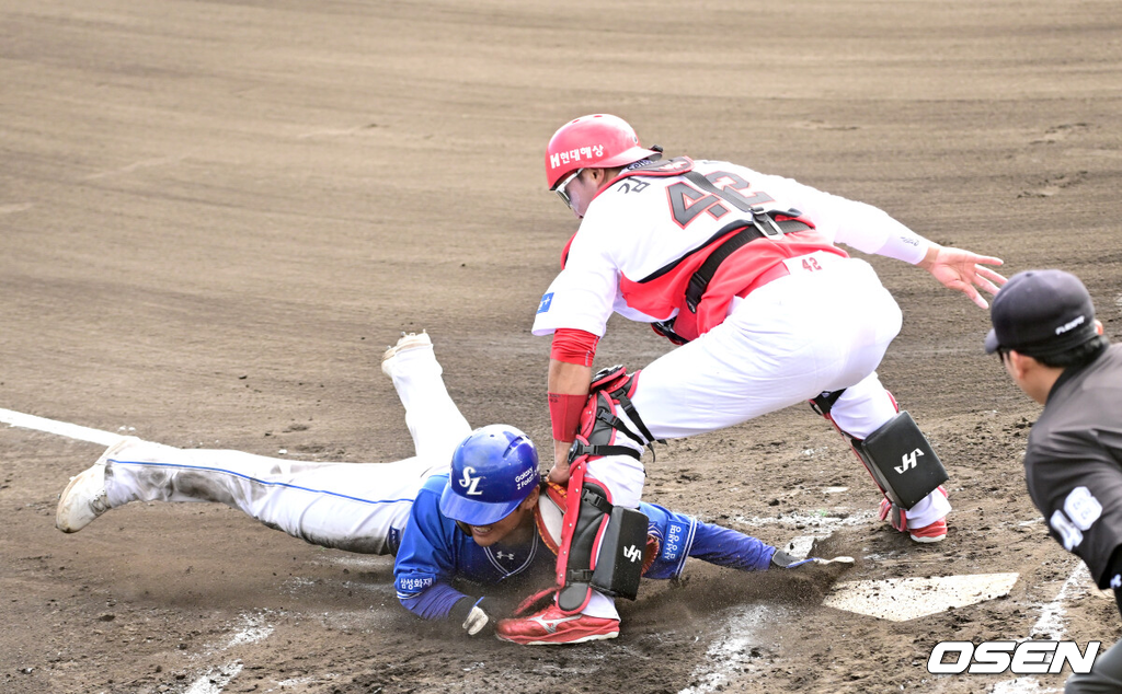 2일 일본 오키나와 킨 베이스볼 스타디움에서 KIA 타이거즈와 삼성 라이온즈의 연습경기가 열렸다.KIA는 양현종, 삼성은 장찬희를 선발로 내세웠다.6회초 2사 1, 3루 상황 삼성 이성규의 적시타 때 홈으로 쇄도한 양우현이 KIA 김태군의 태그에 걸려 아웃되고 있다. 2026.03.02 / dreamer@osen.co.kr