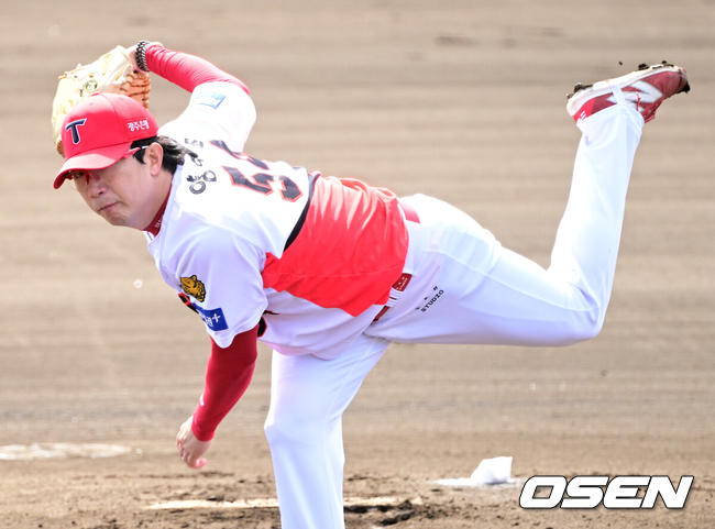 [OSEN=오키나와(일본), 최규한 기자] 2일 일본 오키나와 킨 베이스볼 스타디움에서 KIA 타이거즈와 삼성 라이온즈의 연습경기가 열렸다.KIA 선발 양현종이 힘차게 공을 뿌리고 있다. 2026.03.02 / dreamer@osen.co.kr