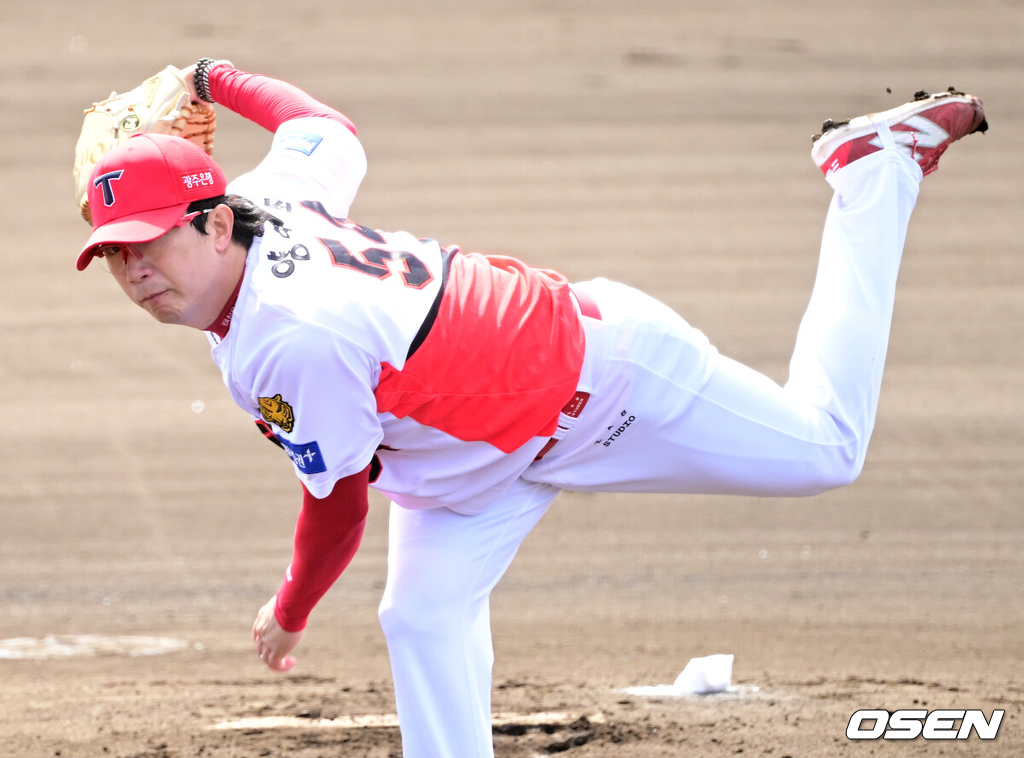 2일 일본 오키나와 킨 베이스볼 스타디움에서 KIA 타이거즈와 삼성 라이온즈의 연습경기가 열렸다.KIA 선발 양현종이 힘차게 공을 뿌리고 있다. 2026.03.02 / dreamer@osen.co.kr