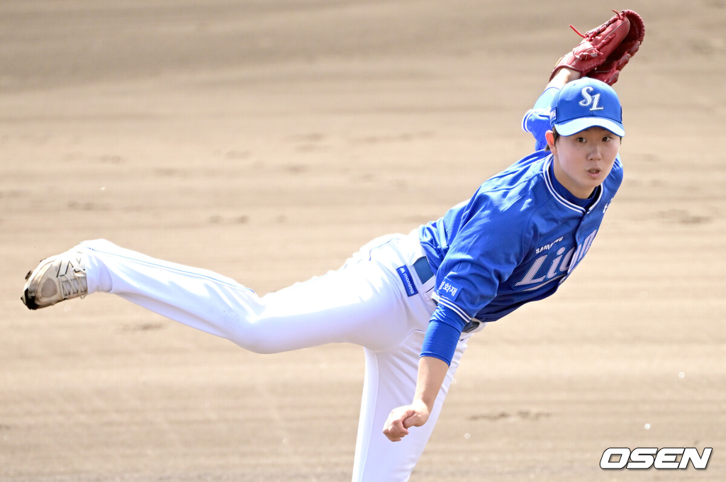 2일 일본 오키나와 킨 베이스볼 스타디움에서 KIA 타이거즈와 삼성 라이온즈의 연습경기가 열렸다.1회말 삼성 투수 장찬희가 힘차게 공을 뿌리고 있다. 2026.03.02 / dreamer@osen.co.kr
