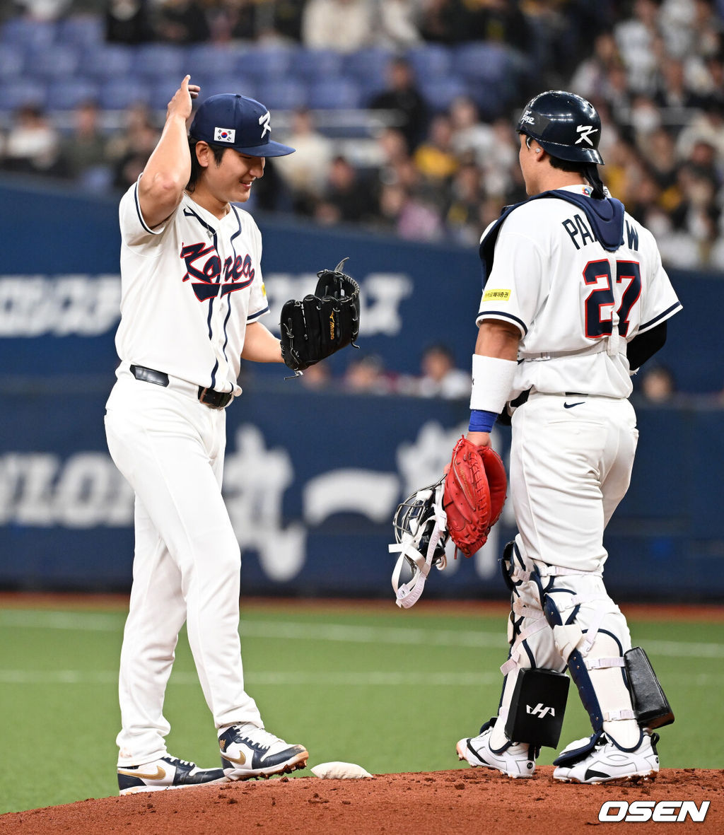 2일 일본 오사카 교세라돔에서 월드베이스볼클래식(WBC) 공식 연습 경기 한국 야구 대표팀과 한신 타이거스의 경기가 열렸다.우리 대표팀은 3일 같은 장소에서 오릭스 버펄로스와 연습 경기 2차전을 치른 뒤 5일 일본 도쿄돔에서 체코와 WBC 조별리그 1차전에서 격돌한다.2회말 1사 1,3루에서 마운드를 방문한 한국 박동원이 곽빈과 이야기를 나누고 있다. 2026.03.02 /spjj@osen.co.kr
