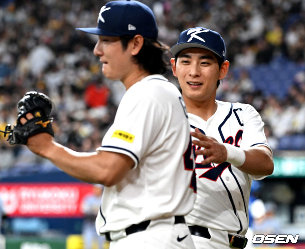 2일 일본 오사카 교세라돔에서 월드베이스볼클래식(WBC) 공식 연습 경기 한국 야구 대표팀과 한신 타이거스의 경기가 열렸다.우리 대표팀은 3일 같은 장소에서 오릭스 버펄로스와 연습 경기 2차전을 치른 뒤 5일 일본 도쿄돔에서 체코와 WBC 조별리그 1차전에서 격돌한다.3회초 공수교대 때 한국 이정후가 더그아웃으로 가며 곽빈을 격려하고 있다. 2026.03.02 /spjj@osen.co.kr