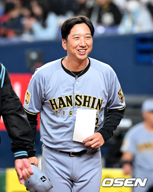 [OSEN=오사카(일본), 손용호 기자] 2일 일본 오사카 교세라돔에서 월드베이스볼클래식(WBC) 공식 연습 경기 한국 야구 대표팀과 한신 타이거스의 경기가 열렸다.우리 대표팀은 3일 같은 장소에서 오릭스 버펄로스와 연습 경기 2차전을 치른 뒤 5일 일본 도쿄돔에서 체코와 WBC 조별리그 1차전에서 격돌한다.경기에 앞서 한신 후지카와 규지 감독이 한국 류지현 감독과 인사를 하고 있다. 2026.03.02 /spjj@osen.co.kr