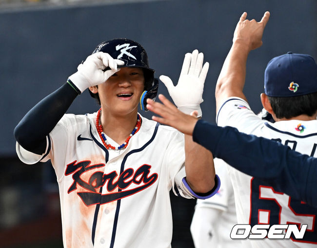 [OSEN=오사카(일본), 손용호 기자] 2일 일본 오사카 교세라돔에서 월드베이스볼클래식(WBC) 공식 연습 경기 한국 야구 대표팀과 한신 타이거스의 경기가 열렸다.우리 대표팀은 3일 같은 장소에서 오릭스 버팔로스와 연습 경기 2차전을 치른 뒤 5일 일본 도쿄돔에서 체코와 WBC 조별리그 1차전에서 격돌한다.4회말 무사에사 한국 김도영이 솔로 홈런을 치고 더그아웃에서 환호하고 있다. 2026.03.02 /spjj@osen.co.kr