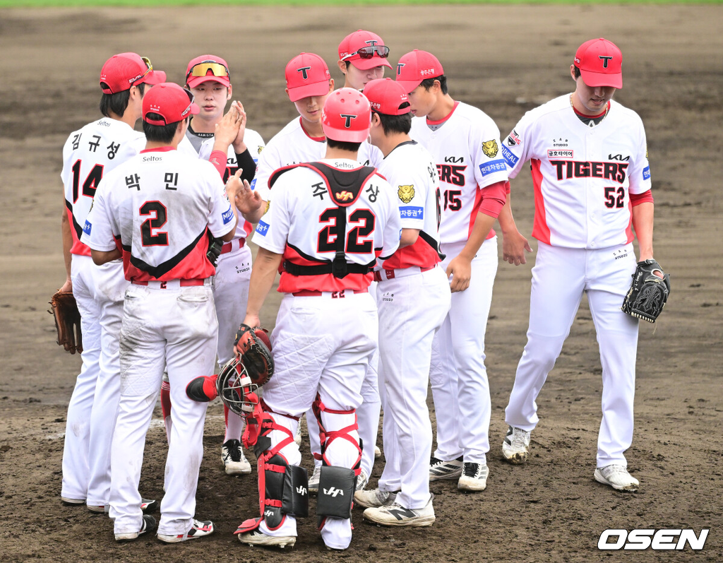 2일 일본 오키나와 킨 베이스볼 스타디움에서 KIA 타이거즈와 삼성 라이온즈의 연습경기가 열렸다.이날 경기는 KIA가 8-3으로 승리했다.경기를 마치고 승리한 KIA 선수들이 인사를 나누고 있다. 2026.03.02 / dreamer@osen.co.kr