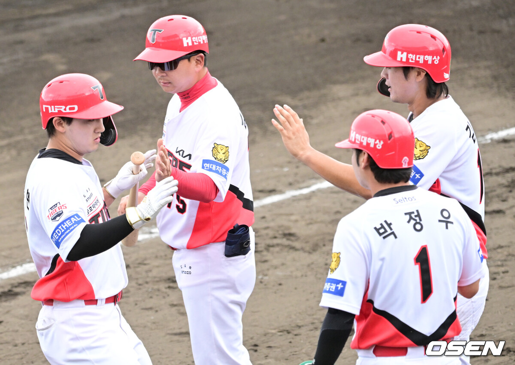 2일 일본 오키나와 킨 베이스볼 스타디움에서 KIA 타이거즈와 삼성 라이온즈의 연습경기가 열렸다.KIA는 양현종, 삼성은 장찬희를 선발로 내세웠다.8회말 2사 1, 2루 상황 KIA 윤도현이 달아나는 좌월 스리런포를 날리고 홈을 밟은 뒤 선행주자들과 인사를 나누고 있다. 2026.03.02 / dreamer@osen.co.kr