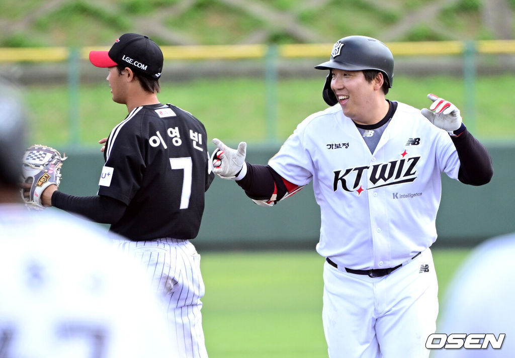 1일 일본 오키나와 구시가와 야구장에서 프로야구 KT 위즈와 LG 트윈스의 연습경기가 열렸다.이날 경기에서 KT는 오원석, LG는 요니 치리노스를 선발로 내세웠다.5회말 1사 주자없는 상황 KT 김현수가 2루타를 날린 뒤 교체되고 있다. 2026.03.01 / dreamer@osen.co.kr