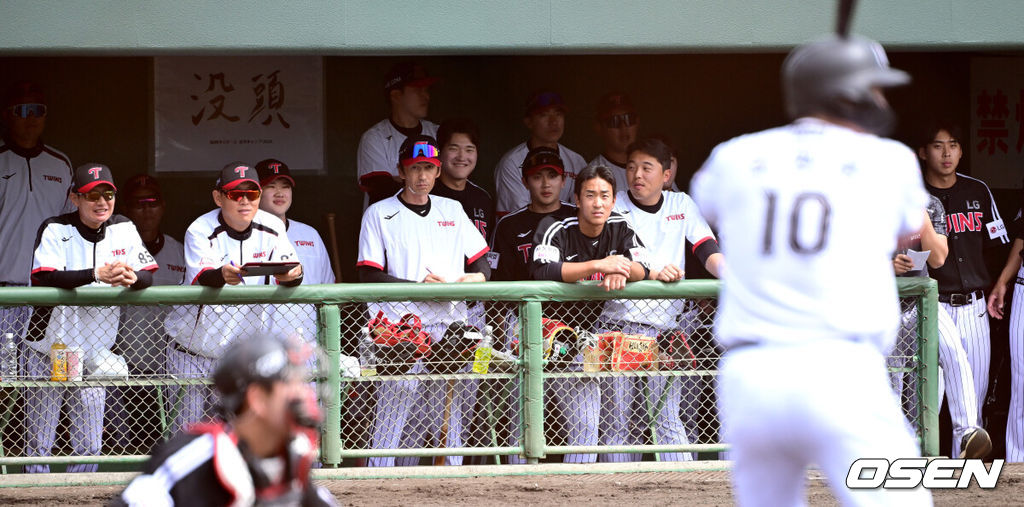 1일 일본 오키나와 구시가와 야구장에서 프로야구 KT 위즈와 LG 트윈스의 연습경기가 열렸다.이날 경기에서 KT는 오원석, LG는 요니 치리노스를 선발로 내세웠다.1회말 KT 김현수의 타석 때 LG 더그아웃 코칭스태프와 선수들이 타석의 김현수를 바라보고 있다. 2026.03.01 / dreamer@osen.co.kr