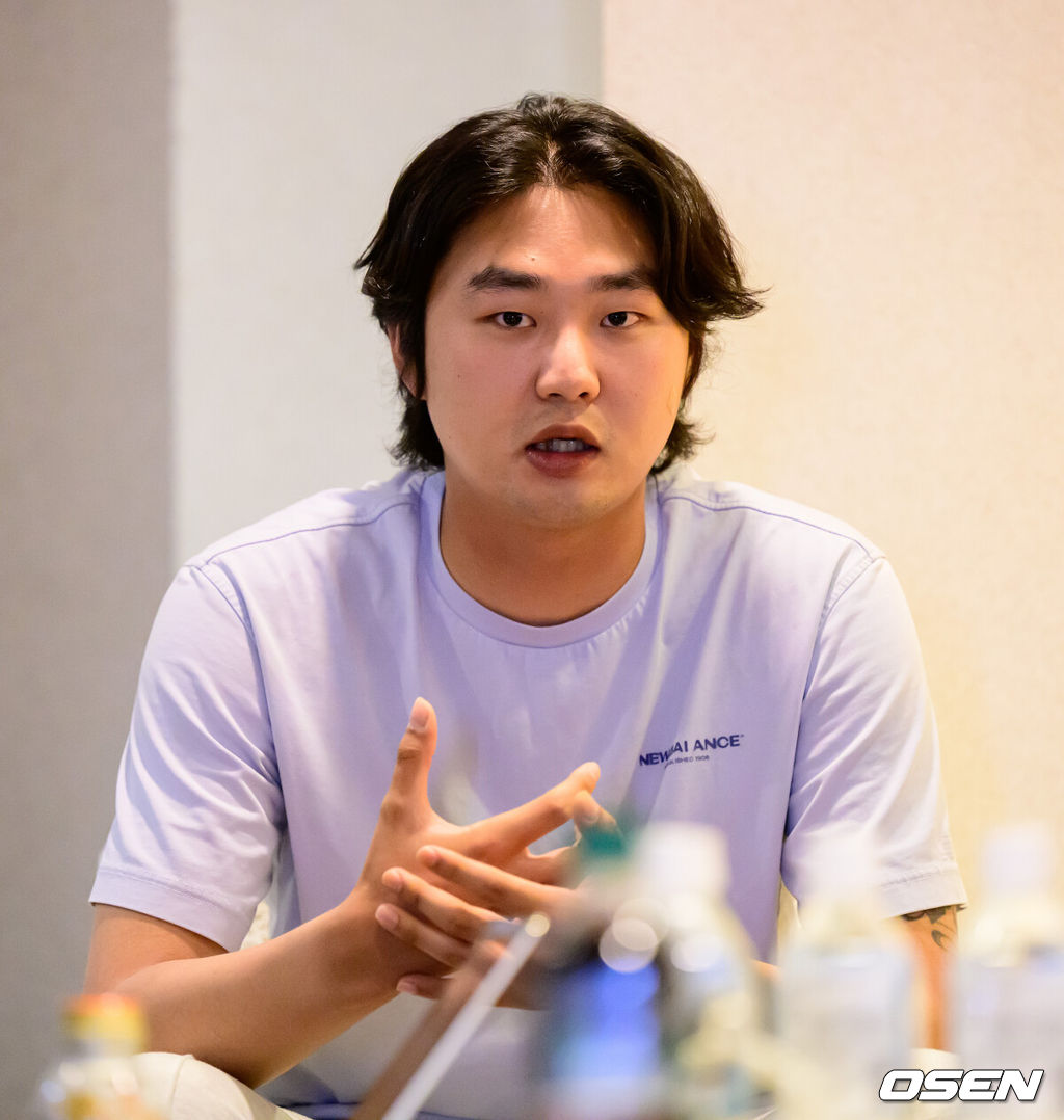 2일 일본 미야자키현 아야초 니시키바루 야구장에서 열릴 예정이던 SSG 랜더스와 롯데 자이언츠의 연습경기가 우천으로 취소됐다.SSG와 롯데는 미야자키에 2차 캠프를 차리고 연습경기를 통해 실전 점검에 나선다.롯데 정철원이 취재진과 이야기를 나누고 있다. 2026.03.02 /jpnews@osen.co.kr