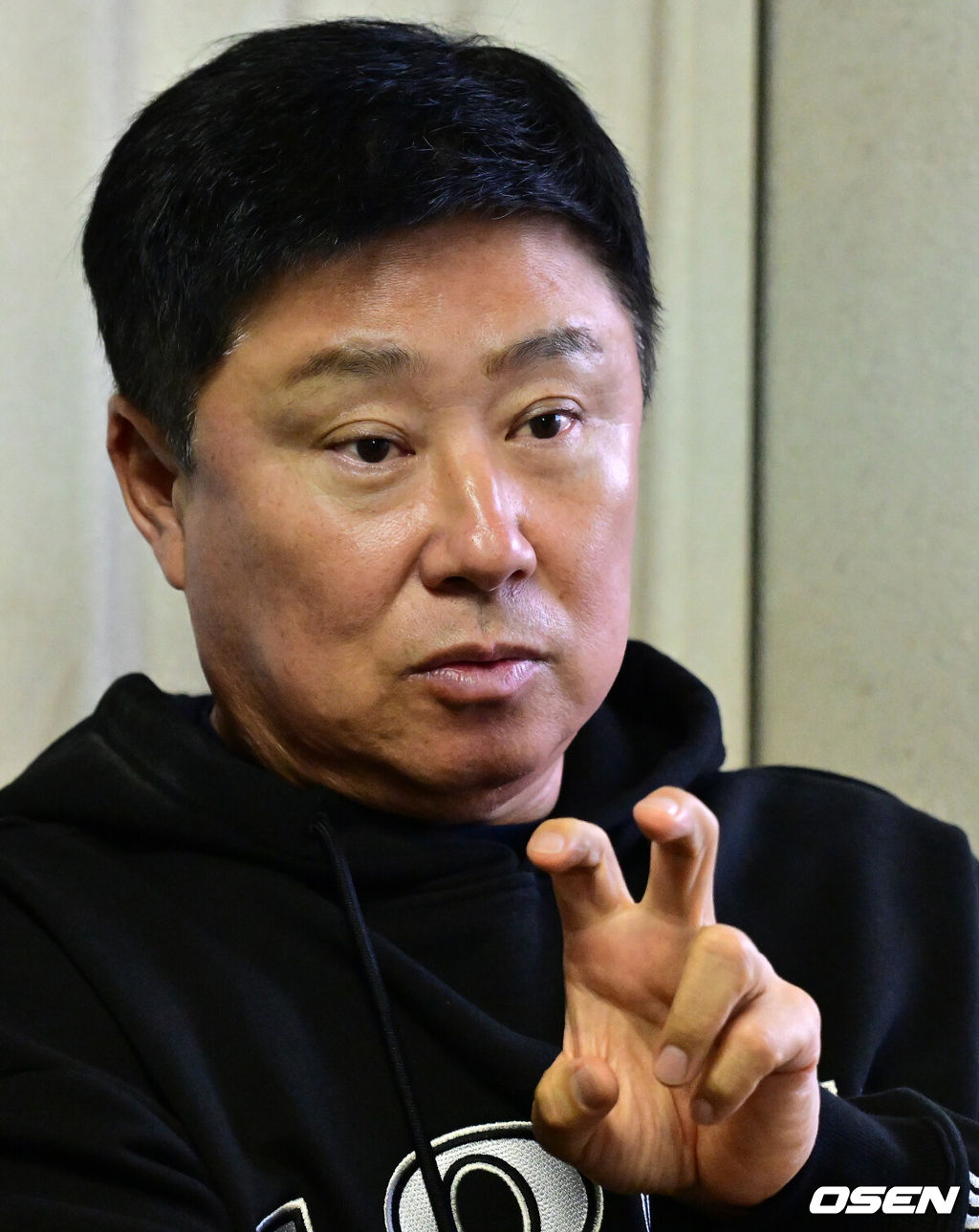 2일 일본 미야자키현 아야초 니시키바루 야구장에서 열릴 예정이던 SSG 랜더스와 롯데 자이언츠의 연습경기가 우천으로 취소됐다.SSG와 롯데는 미야자키에 2차 캠프를 차리고 연습경기를 통해 실전 점검에 나선다.롯데 김태형 감독이 취재진과 이야기를 나누고 있다. 2026.03.02 /jpnews@osen.co.kr