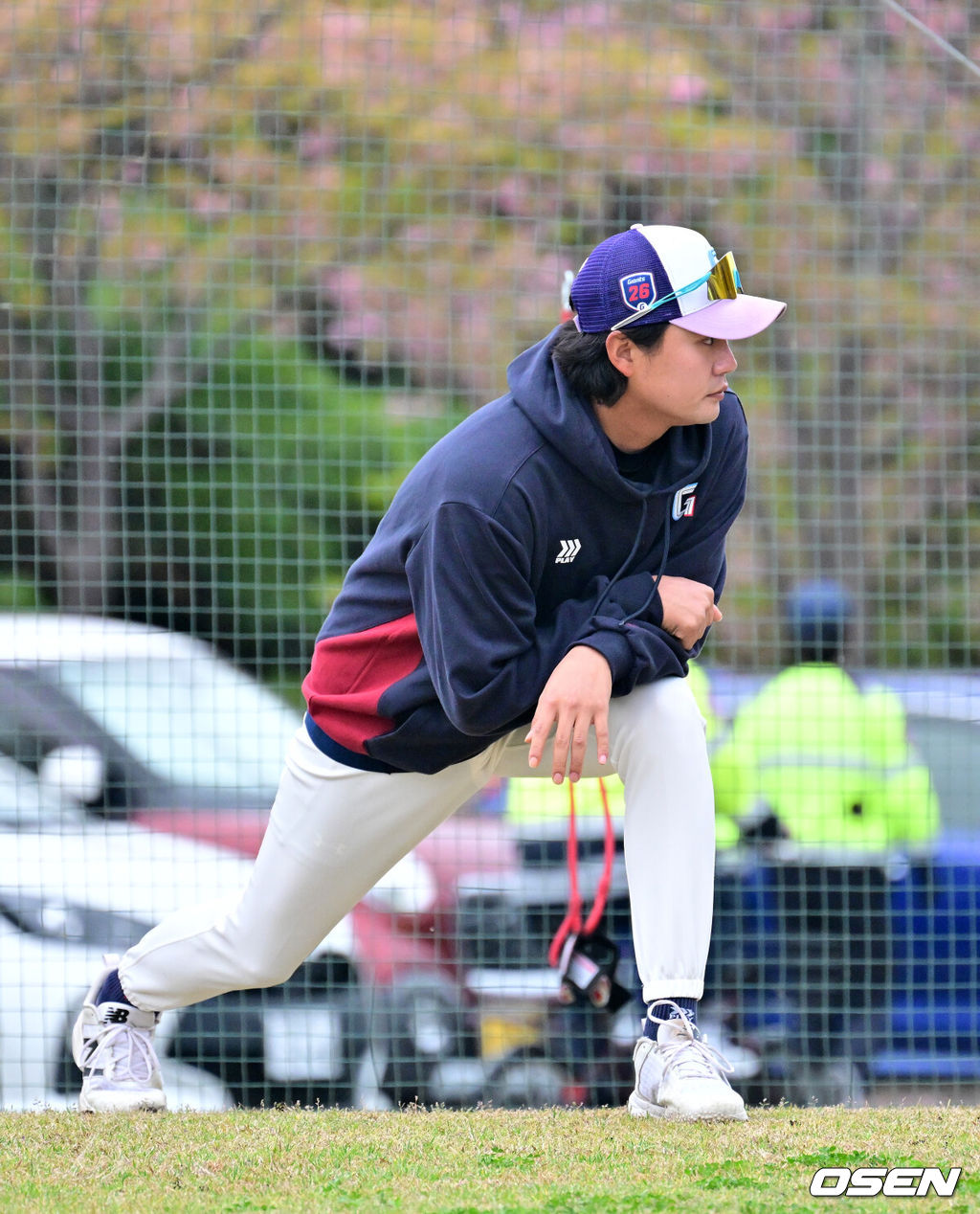26일 일본 미야자키 산마린 스타디움에서 두산 베어스와 롯데 자이언츠의 구춘대회 경기가 열렸다.두 팀의 맞대결은 롯데가 6-2로 앞선 3회말 악천후로 인해 노게임 선언됐다. 경기에 앞서 롯데 정철원이 스트레칭을 하고 있다. 2026.02.26 /jpnews@osen.co.kr